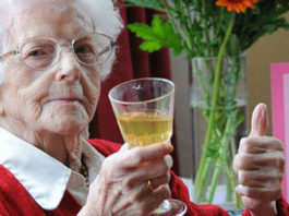 Алкоголь, лишние кг и кофе помогут вам дожить до 100 лет