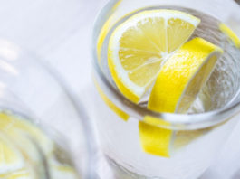Пейте обычную лимонную воду вместо таблеток, если у вас есть одна из этих 15 проблем
